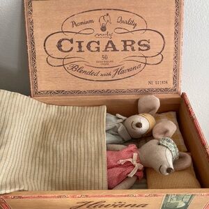 Maileg “Mum & Dad in Cigar Box” set (older Havana Cigar print version)